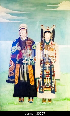 Pittura murale, Chonor House Hotel, McLeodGanj, Dharamshala, Himachal Pradesh, India del nord raffiguranti tibetana costume cerimoniale, la cultura e lo stile di vita Foto Stock