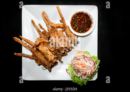 Anatra fritto bocca, piatto di fritte di stagionatura bocca d'anatra su sfondo nero Foto Stock