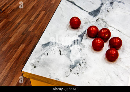 Un arredamento con pomodori rossi sulla bellissima cucina in marmo il ripiano del bancone. Foto Stock