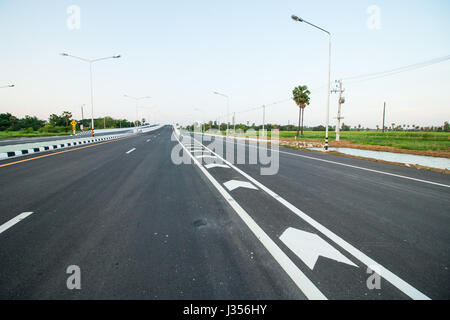 Strade asfaltate e linee di traffico nuovo rinfrescante nella sera Foto Stock