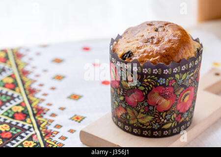 Torta di Pasqua con uva passa e frutta con decorazioni in Ucraina Foto Stock
