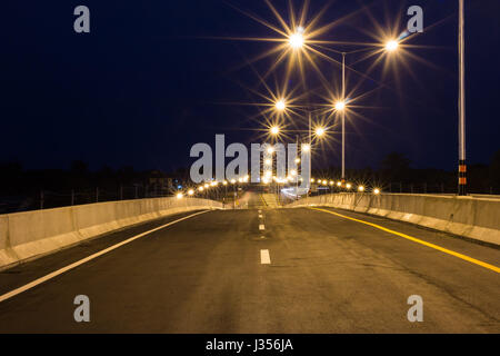 Strade asfaltate e linee di traffico nuovo rinfrescante durante la notte Foto Stock