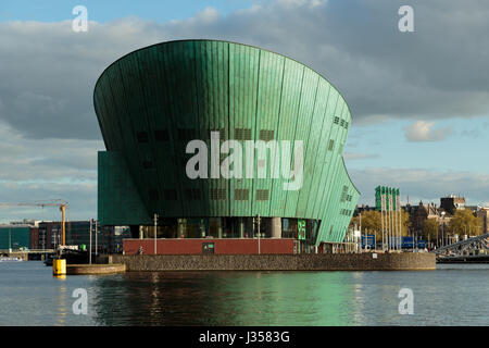 Una fotografia dell'edificio che ospita il NEMO Science Museum nella città di Amsterdam, Paesi Bassi. Questo gigante green building, progettato per assomigliare ad un Foto Stock