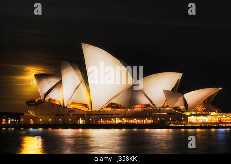 Sydney, Australia - 15 Novembre 2016: Super luna unica evant astronomico della luna che sorge sulla famosa Opera House di Sydney. La luna e il teatro dell'opera Foto Stock