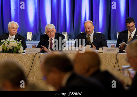 Tom Donohue, CEO e Presidente della Camera di Commercio degli Stati Uniti, parlando a noi - Arabia CEO Summit - Camera di Commercio degli Stati Uniti, Washington DC, Stati Uniti d'America Foto Stock