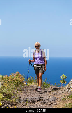 Donna anziana walker su un sentiero a piedi al di sopra di Los Silos in Teno Masif, Nord Tenerife, Isole Canarie, Spagna Foto Stock