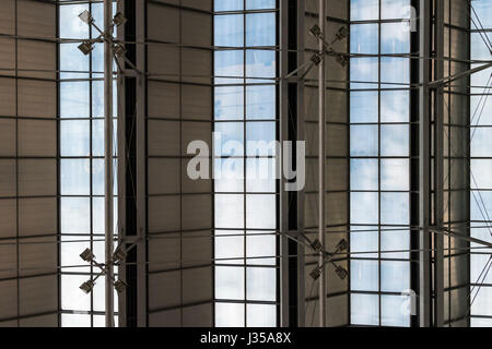 Struttura del tetto della sala grande con finestre e cielo blu Foto Stock