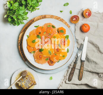 Fresche di agrumi misti insalata di frutta con menta e miele Foto Stock