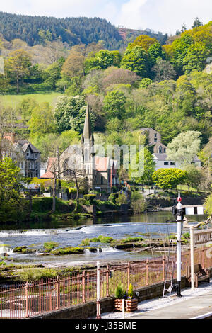 Fiume Dee e Llangollen Chiesa Metodista sulle rive del fiume con un rurale paesaggio gallese a distanza Foto Stock