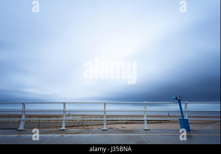 Scialbo e nuvoloso giorno sopra la passeggiata lungomare e telescopio presso la rinomata località balneare di Rhyl in Denbighsire, il Galles del Nord Foto Stock