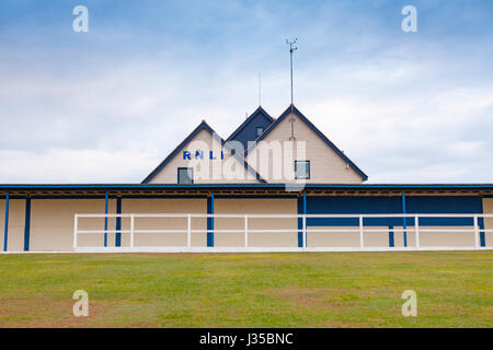 Bowling Green e RNLI scialuppa di salvataggio edificio sul lungomare presso la rinomata località balneare di Rhyl nel Galles del Nord Foto Stock