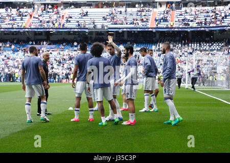 Madrid, Spagna. 02Maggio, 2017. I giocatori in fase di riscaldamento prima della matchSergio Ramos Garcia (4) del Real Madrid in player. La UEFA tra Real Madrid vs Atlético de Madrid al Santiago Bernabeu Stadium in Spagna a Madrid, 2 maggio 2017 . Credito: Gtres Información más Comuniación on line,S.L./Alamy Live News Foto Stock