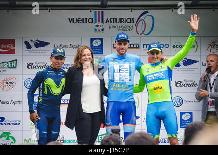 Asturias, Spagna. 01/05/2017. Podio finale. Da sinistra a destra: Nairo Quintana (Team Movistar), Cristina Alvarez Mendo (organizzatore), Raul Alarcon (W52/FC Porto) e Oscar Sevilla (Medellín - Inder). Fase 3 di "Vuelta a Asturias 2017'. Foto: Cronos/Alvaro Campo Foto Stock