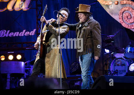 Verona Italia. 01 maggio 2017. Il cantante italiano-cantautore Adelmo Fornaciari noto sul palco come zucchero si esibisce dal vivo sul palco dell'Arena di Verona durante il 'Black Cat World Tour 2017' Credit: Rodolfo Sassano/Alamy Live News Foto Stock