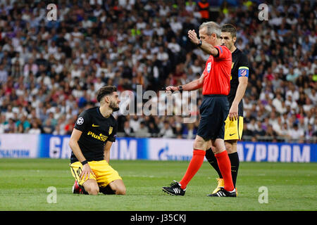 Madrid, Spagna. 02Maggio, 2017. Yannick Carrasco (10) Atletico de Madrid il giocatore. La UEFA tra Real Madrid vs Atlético de Madrid al Santiago Bernabeu Stadium in Spagna a Madrid, 2 maggio 2017 . Credito: Gtres Información más Comuniación on line,S.L./Alamy Live News Foto Stock