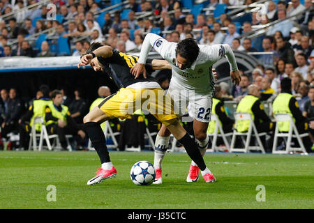 Madrid, Spagna. 02Maggio, 2017. Francisco Alarcon Romana (22) del Real Madrid in player. Angel Martin Correa (11) Atletico de Madrid il lettore.UEFA tra Real Madrid vs Atlético de Madrid al Santiago Bernabeu Stadium in Spagna a Madrid, 2 maggio 2017 . Credito: Gtres Información más Comuniación on line,S.L./Alamy Live News Foto Stock