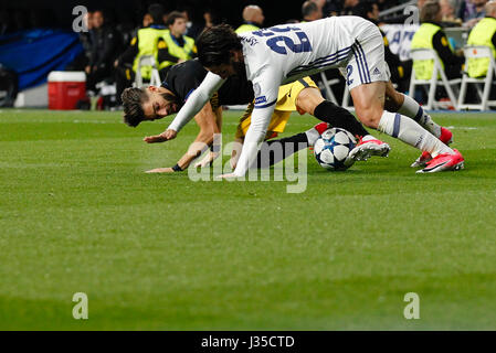 Madrid, Spagna. 02Maggio, 2017. Francisco Alarcon Romana (22) del Real Madrid in player. Yannick Carrasco (10) Atletico de Madrid il lettore.UEFA tra Real Madrid vs Atlético de Madrid al Santiago Bernabeu Stadium in Spagna a Madrid, 2 maggio 2017 . Credito: Gtres Información más Comuniación on line,S.L./Alamy Live News Foto Stock