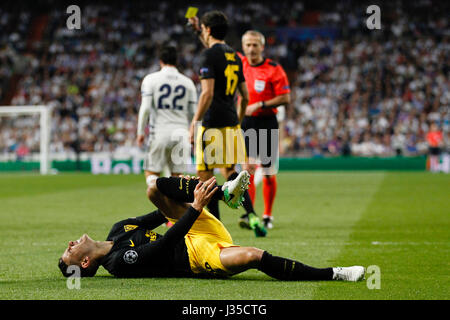 Madrid, Spagna. 02Maggio, 2017. Lucas Hernandez Pi (19) Atletico de Madrid il giocatore riceve un giallo romano cardFrancisco Alarcon (22) del Real Madrid in player.UEFA tra Real Madrid vs Atlético de Madrid al Santiago Bernabeu Stadium in Spagna a Madrid, 2 maggio 2017 . Credito: Gtres Información más Comuniación on line,S.L./Alamy Live News Foto Stock