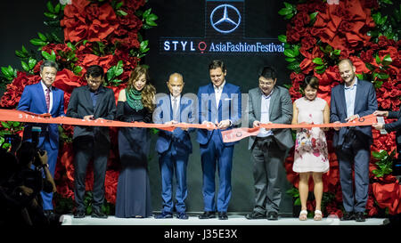 Kuala Lumpur, Malesia. Il 2 maggio, 2017. Mercedes STYLO Asia Fashion Festival 2017 inizia a Kuala Lumpur. Dato Jimmy Choo, OBE (L 4th), Datuk Nancy Yeoh (L 3rd) con altri VVIPs lanciare il festival di moda con una cerimonia del taglio del nastro. Credito: Danny Chan/Alamy Live News Foto Stock