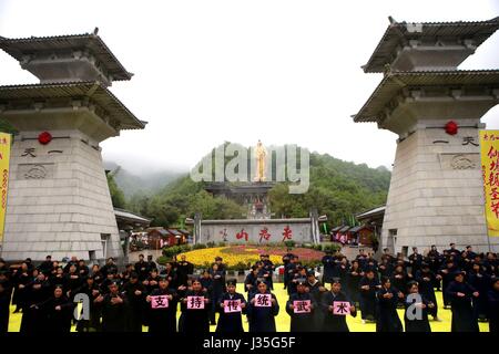 Wang Zhongju, Cina. Il 3 maggio, 2017. Più di 100 taoista di sacerdoti e fedeli si radunano sotto la gigantesca statua in bronzo di Laozi in Luoyang, centrale cinese della Provincia di Henan, formando un modello di Bagua schema per supportare il Tai Chi. Credito: SIPA Asia/ZUMA filo/Alamy Live News Foto Stock