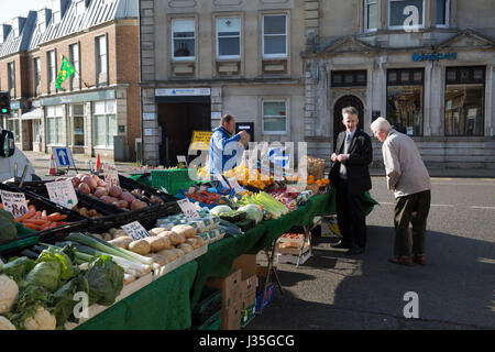 Oakham, Regno Unito. Il 3 maggio, 2017. Blue Skies over Oakham sul giorno di mercato nella piazza del villaggio che si svolge con cadenza settimanale e presenta una grande selezione di cibo, fiori, piante, prodotti elettrici, indumenti ecc. Credito: Keith Larby/Alamy Live News Foto Stock