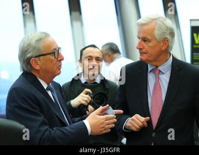 Bruxelles, Belgio. Il 3 maggio, 2017. Il Presidente della Commissione Europea Jean Claude Juncker (L) colloqui con Michel Barnier, UE del capo negoziatore Brexit, prima di una riunione a livello di UE con sede a Bruxelles, Belgio, 3 maggio 2017. Credito: Gong Bing/Xinhua/Alamy Live News Foto Stock