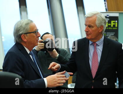 Bruxelles, Belgio. Il 3 maggio, 2017. Il Presidente della Commissione Europea Jean Claude Juncker (L) colloqui con Michel Barnier, UE del capo negoziatore Brexit, prima di una riunione a livello di UE con sede a Bruxelles, Belgio, 3 maggio 2017. Credito: Gong Bing/Xinhua/Alamy Live News Foto Stock