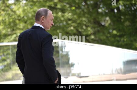 Il presidente russo Vladimir Putin attende l arrivo del Cancelliere tedesco Angela Merkel a sua nera residence Mare Maggio 2, 2017 in Sochi, Russia. Merkel è in russo il luogo di villeggiatura per discutere del conflitto in Siria e in Ucraina. Foto Stock