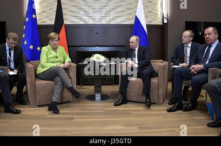 Il presidente russo Vladimir Putin si siede con il Cancelliere tedesco Angela Merkel prima dell'inizio dei colloqui bilaterali al suo mare Nero residence Maggio 2, 2017 in Sochi, Russia. Merkel è in russo il luogo di villeggiatura per discutere del conflitto in Siria e in Ucraina. Foto Stock