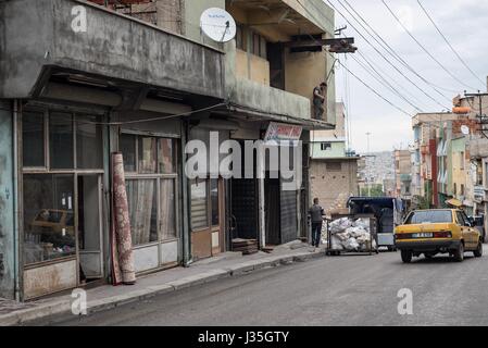 Gaziantep, Turchia. Il 3 maggio, 2017. Questo è un pezzo dimenticato di Gaziantep, abitata in prevalenza da profughi che non si lamentano per le cattive condizioni e la mancanza di strutture. Il quartiere è niente come le aree turistiche di questa città e anche località conosciuta dall'agenzia di viaggi directory, ma è molto gentile. Credito: Slawomir Kowalewski/Alamy Live News Foto Stock