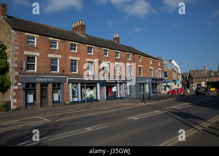 Oakham, Regno Unito. Il 3 maggio, 2017. I cieli blu su una sfilata di negozi a Oakham in Rutland dopo una partenza a freddo Credito: Keith Larby/Alamy Live News Foto Stock