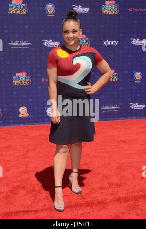 Laurie Hernandez presso gli arrivi per Radio Disney Music Awards - Gli arrivi, Microsoft Theatre, Los Angeles, CA, 29 aprile 2017. Foto di: Priscilla concedere/Everett Collection Foto Stock