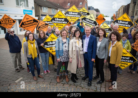 Milton Keynes, Regno Unito. Il 3 maggio, 2017. Gruppo del Partito europeo dei liberali democratici leader Tim Farron unisce i candidati Laura Coyle, Lucia Moran, Liz Leffman e Kirsten Johnson sul sentiero di campagna per le prossime elezioni generali nel villaggio di Milton Keynes in Oxfordshire. Credito: Mark Kerrison/Alamy Live News Foto Stock