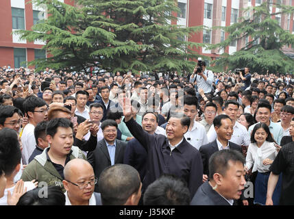 Pechino, Cina. Il 3 maggio, 2017. Il presidente cinese Xi Jinping onde per gli insegnanti e gli studenti mentre si ispezionano Università Cinese di Scienze Politiche e Legge di Pechino, capitale della Cina, 3 maggio 2017. Credito: Ding Lin/Xinhua/Alamy Live News Foto Stock