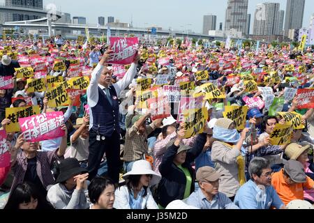 Tokyo, Giappone. Il 3 maggio, 2017. I cittadini partecipare a una manifestazione di protesta contro il primo ministro giapponese Shinzo Abe ha cercato di modificare la nazione Costituzione pacifista in Tokyo, Giappone, il 3 maggio 2017. Alcuni 55.000 persone raccolse qui mercoledì per protestare contro il primo ministro giapponese Shinzo Abe ha cercato di modificare la nazione Costituzione pacifista come la nazione ha segnato il suo settantesimo Costituzione Memorial Day. Credito: Ma Ping/Xinhua/Alamy Live News Foto Stock