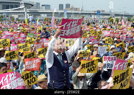Tokyo, Giappone. Il 3 maggio, 2017. I cittadini partecipare a una manifestazione di protesta contro il primo ministro giapponese Shinzo Abe ha cercato di modificare la nazione Costituzione pacifista in Tokyo, Giappone, il 3 maggio 2017. Alcuni 55.000 persone raccolse qui mercoledì per protestare contro il primo ministro giapponese Shinzo Abe ha cercato di modificare la nazione Costituzione pacifista come la nazione ha segnato il suo settantesimo Costituzione Memorial Day. Credito: Ma Ping/Xinhua/Alamy Live News Foto Stock