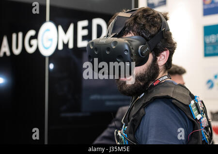 A Londra il 3 maggio 2017 VR contro il terrorismo di formazione presso il contatore terrore Expo, Londra Credito: Ian Davidson/Alamy Live News Foto Stock