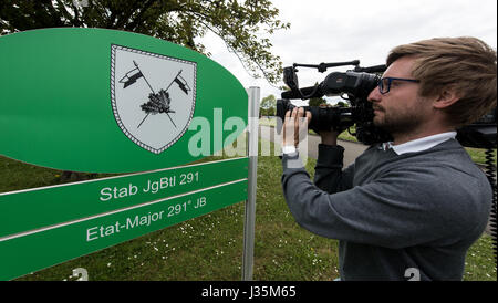 Strasburgo, Francia. 03 Maggio, 2017. L'emblema del 291battaglione di fanteria delle forze armate tedesche è ripresa da una telecamera operatore in Illkirch vicino a Strasbourg, Francia, 03 maggio 2017. Il terrore il sospetto che il Tenente Franco A. era stata basata. Ministro tedesco della difesa, Ursula von der Leyen (non raffigurata) hanno visitato la caserma nello stesso giorno. Foto: Patrick Seeger/dpa/Alamy Live News Foto Stock