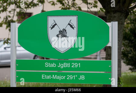 Strasburgo, Francia. 03 Maggio, 2017. L'emblema del 291battaglione di fanteria delle forze armate tedesche visto di fronte il battaglione dell'edificio amministrativo in Illkirch vicino a Strasbourg, Francia, 03 maggio 2017. Il terrore il sospetto che il Tenente Franco A. era stata basata. Ministro tedesco della difesa, Ursula von der Leyen (non raffigurata) hanno visitato la caserma nello stesso giorno. Foto: Patrick Seeger/dpa/Alamy Live News Foto Stock