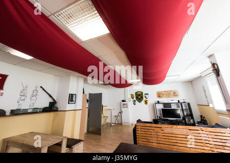 Strasburgo, Francia. 03 Maggio, 2017. Una foto che mostra la lounge, il cosiddetto bunker, del 291battaglione di fanteria delle forze armate tedesche in Illkirch vicino a Strasbourg, Francia, 03 maggio 2017. Il terrore il sospetto che il Tenente Franco A. era stata basata. Ministro tedesco della difesa, Ursula von der Leyen (non raffigurata) hanno visitato la caserma nello stesso giorno. Foto: Patrick Seeger/dpa/Alamy Live News Foto Stock