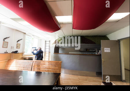 Strasburgo, Francia. 03 Maggio, 2017. Una foto che mostra la lounge, il cosiddetto bunker, del 291battaglione di fanteria delle forze armate tedesche in Illkirch vicino a Strasbourg, Francia, 03 maggio 2017. Il terrore il sospetto che il Tenente Franco A. era stata basata. Ministro tedesco della difesa, Ursula von der Leyen (non raffigurata) hanno visitato la caserma nello stesso giorno. Foto: Patrick Seeger/dpa/Alamy Live News Foto Stock