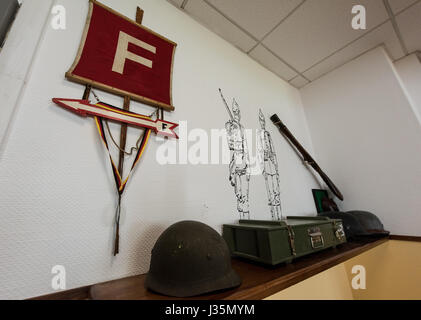 Strasburgo, Francia. 03 Maggio, 2017. Un casco di acciaio su un ripiano del lounge, il cosiddetto bunker, del 291battaglione di fanteria delle forze armate tedesche in Illkirch vicino a Strasbourg, Francia, 03 maggio 2017. Il terrore il sospetto che il Tenente Franco A. era stata basata. Ministro tedesco della difesa, Ursula von der Leyen (non raffigurata) hanno visitato la caserma nello stesso giorno. Foto: Patrick Seeger/dpa/Alamy Live News Foto Stock