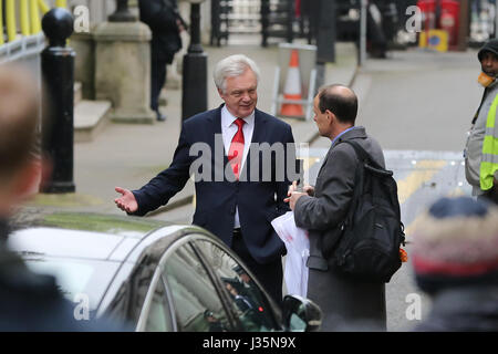 A Downing Street, Londra, Regno Unito. Il 3 maggio, 2017. David Davis segretario di Stato per la chiusura dell'Unione europea di parlare con la BBC di Norman Smith il giorno in cui il Primo Ministro britannico si incontra con la regina di sciogliere il parlamento, a partire ufficiale generale della campagna elettorale. Credito: Dinendra Haria/Alamy Live News Foto Stock