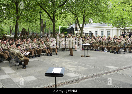 La pratica rende perfetti - Birdcage Walk, London, Regno Unito. Il 3 maggio, 2017. Le protezioni delle bande ammassato divisione domestico pratica fuori le guardie cappella, in preparazione per il Trooping il colore - (noto anche come la regina il compleanno Parade) - su Giugno 17th. Sebbene la regina era nato il XXI Aprile, essa è stata a lungo la tradizione di celebrare il sovrano il compleanno in estate. Credito: Tony Farrugia/Alamy Live News Foto Stock