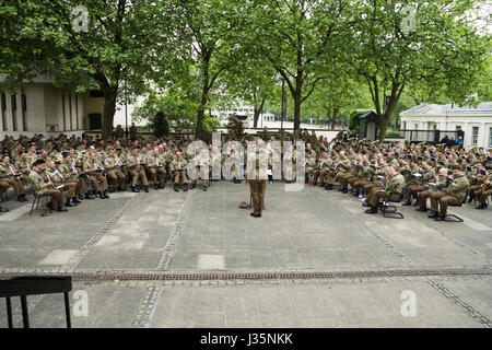 La pratica rende perfetti - Birdcage Walk, London, Regno Unito. Il 3 maggio, 2017. Le protezioni delle bande ammassato divisione domestico pratica fuori le guardie cappella, in preparazione per il Trooping il colore - (noto anche come la regina il compleanno Parade) - su Giugno 17th. Sebbene la regina era nato il XXI Aprile, essa è stata a lungo la tradizione di celebrare il sovrano il compleanno in estate. Credito: Tony Farrugia/Alamy Live News Foto Stock