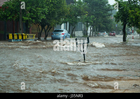 Asuncion, Paraguay. 3 maggio 2017. Un forte acquazzone ha colpito il centro di Asuncion, le piogge hanno causato inondazioni in diverse strade durante il pomeriggio nella capitale del Paraguay. Secondo le previsioni meteorologiche, i temporali continueranno. Crediti: Andre M. Chang/Alamy Live News Foto Stock