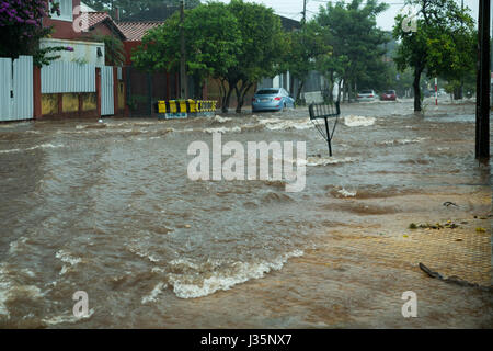 Asuncion, Paraguay. 3 maggio 2017. Un forte acquazzone ha colpito il centro di Asuncion, le piogge hanno causato inondazioni in diverse strade durante il pomeriggio nella capitale del Paraguay. Secondo le previsioni meteorologiche, i temporali continueranno. Crediti: Andre M. Chang/Alamy Live News Foto Stock