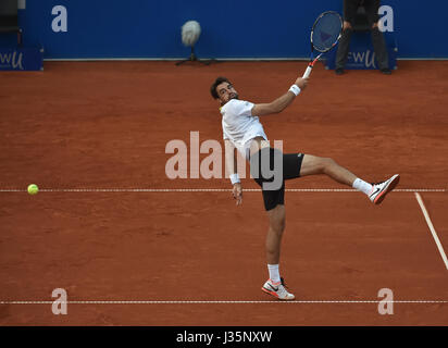 Monaco di Baviera, Germania. 03 Maggio, 2017. Jeremy Chardy dalla Francia gioca contro la Germania Zverev durante i loro uomini singoli match di tennis in ATP Tour di Monaco di Baviera, Germania, 03 maggio 2017. Foto: Angelika Warmuth//dpa/Alamy Live News Foto Stock