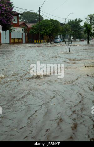 Asuncion, Paraguay. 3 maggio 2017. Un forte acquazzone ha colpito il centro di Asuncion, le piogge hanno causato inondazioni in diverse strade durante il pomeriggio nella capitale del Paraguay. Secondo le previsioni meteorologiche, i temporali continueranno. Crediti: Andre M. Chang/Alamy Live News Foto Stock