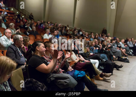 Seattle, Stati Uniti. 02Maggio, 2017. Seattle, Washington: Udienza cheers al Congresso per il nuovo urbanesimo "Lotta contro la suburbanizzazione della povertà" presso la sala Benaroya. In occasione del venticinquesimo congresso annuale, CNU 25.Seattle partecipanti partecipare ai workshop, collaborare su progetti e imparare nuove strategie da leader nella progettazione, sviluppo, progettazione, salute, equità clima, e più. In precedenza detenute a Detroit, Dallas e di Buffalo, ogni congresso offre ai partecipanti la possibilità di sperimentare e di connettersi con una diversa regione ospitante. Credito: Paolo Gordon/Alamy Live News Foto Stock